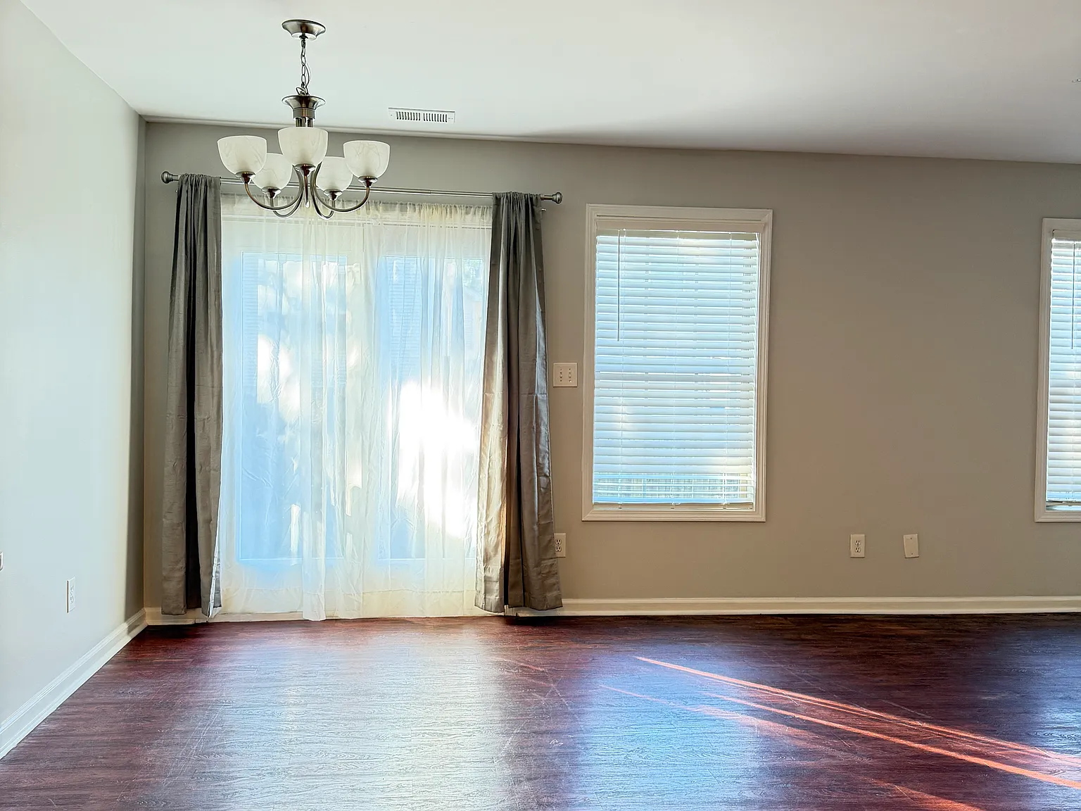 3 bed, 2.5 bath, 1413 sqft, $1,800 — Photo 2