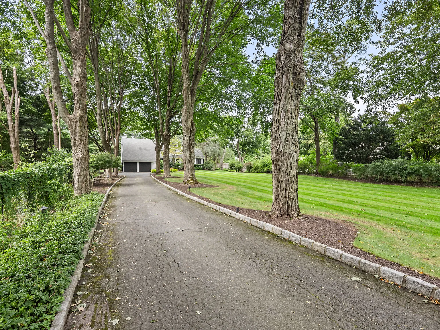 4 bed, 4449 sqft, $13,500 — Photo 3