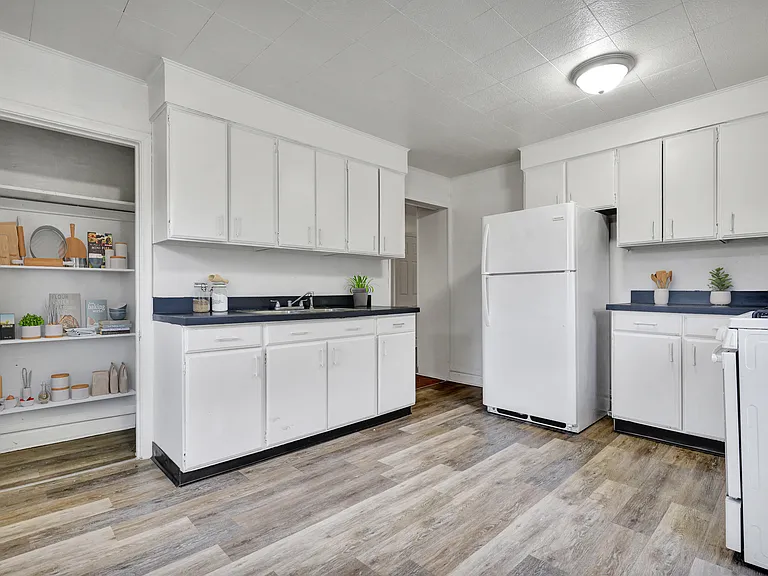 420 W Saginaw St #422-1/2 — Photo 5