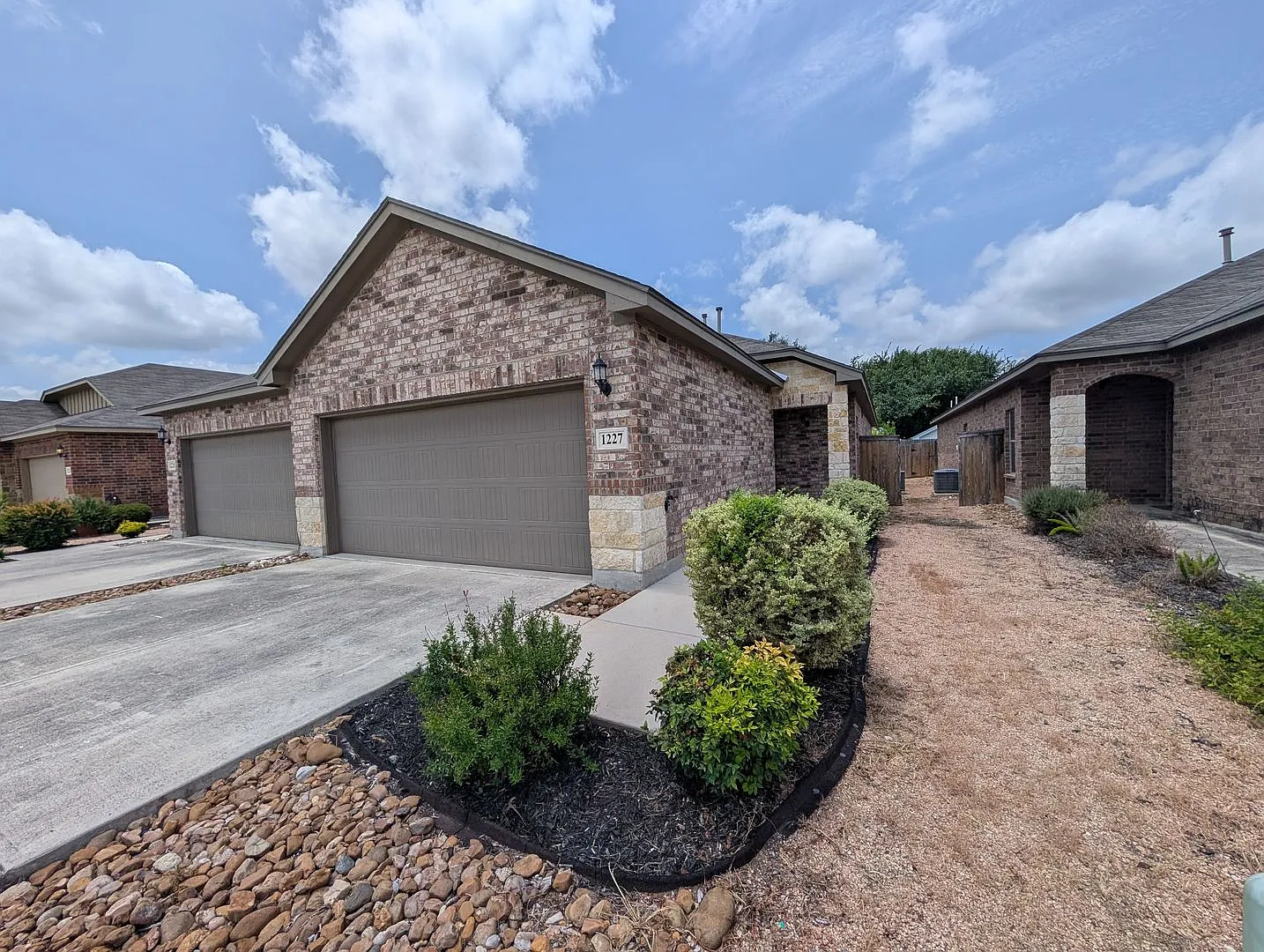 1 Month Free rent with a 13 Month Lease / Walk to Gruene/ Fridge Inculded / No Carpet / CISD — Photo 2