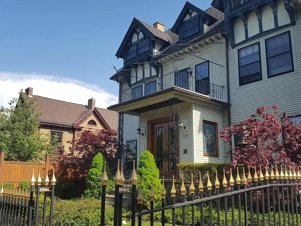 733 West Delavan