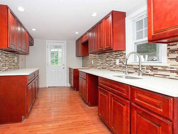 5th image of 19 Kirby Ln