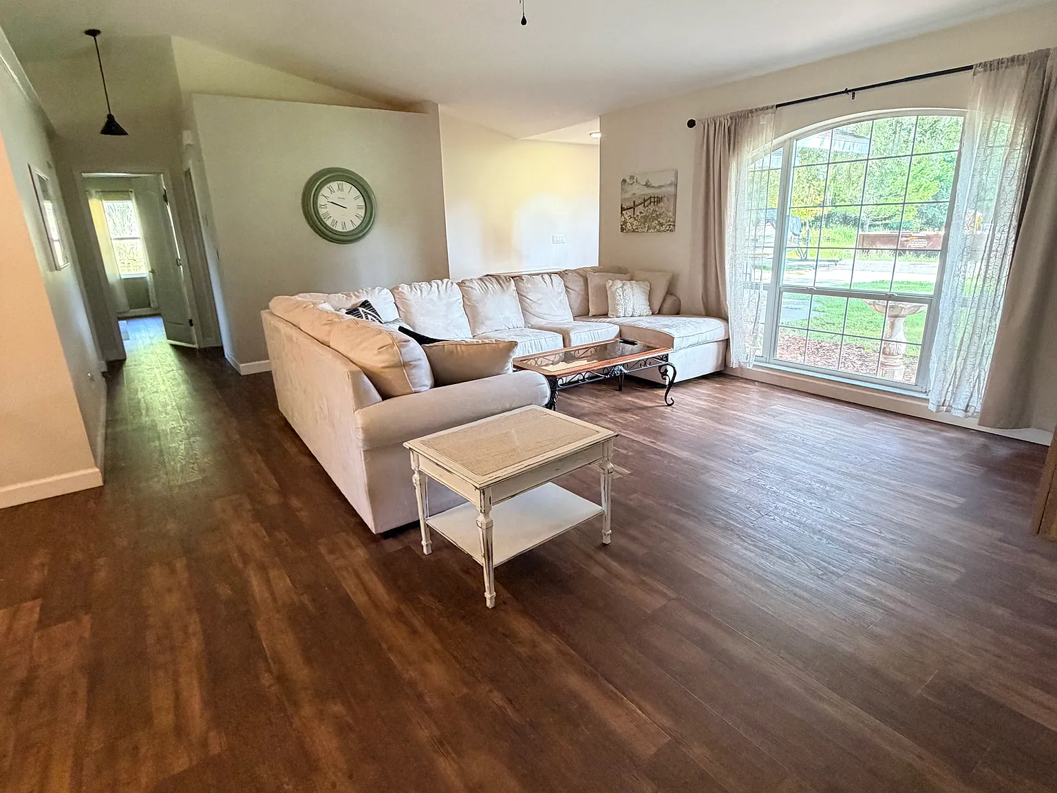 3 bed, 1570 sqft, $2,056 — Photo 2