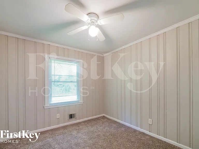 1098 Holly Cir — Photo 15
