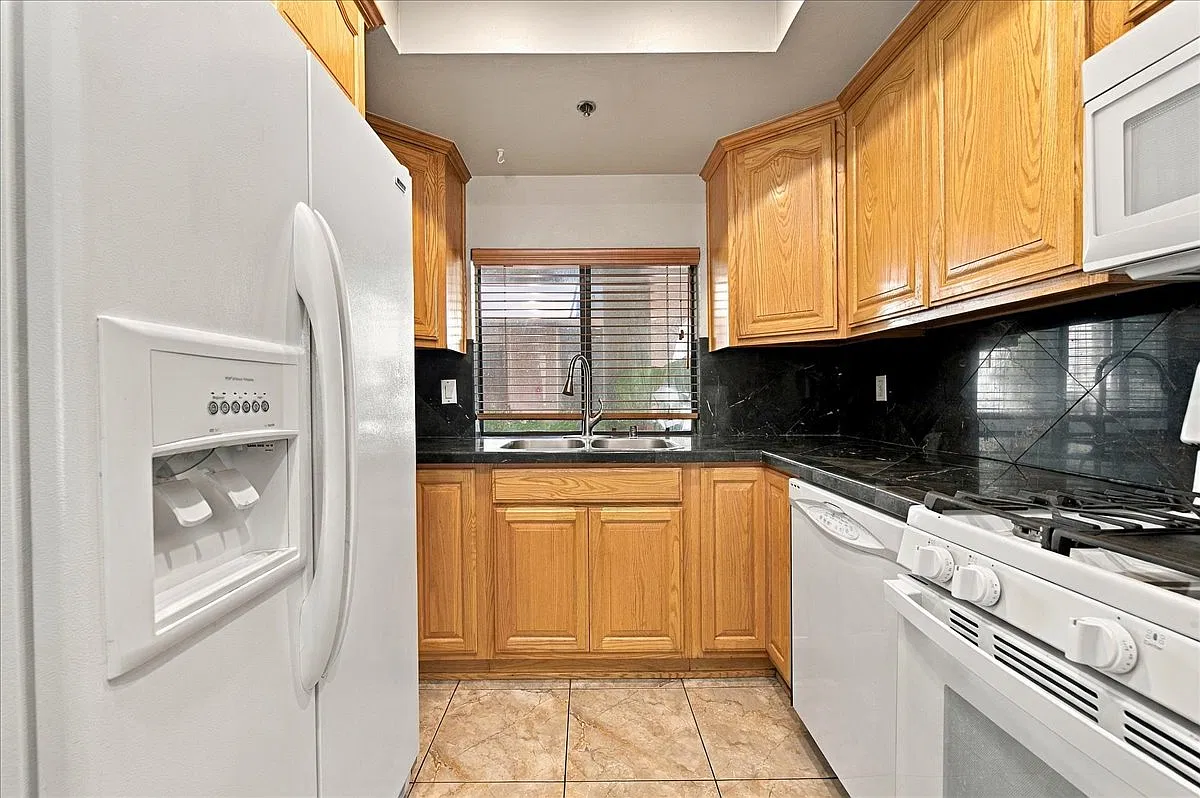 1310 E Orange Grove Blvd — Photo 2