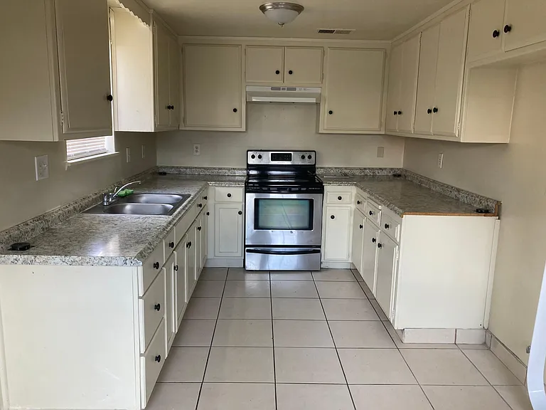 5708 Stockdale Hwy #2 — Photo 3