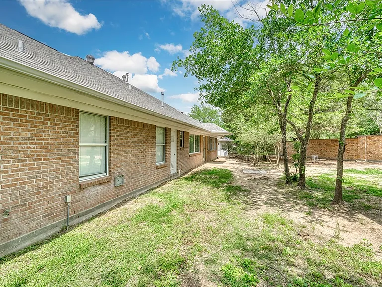 1402 Riverstone Ct — Photo 38