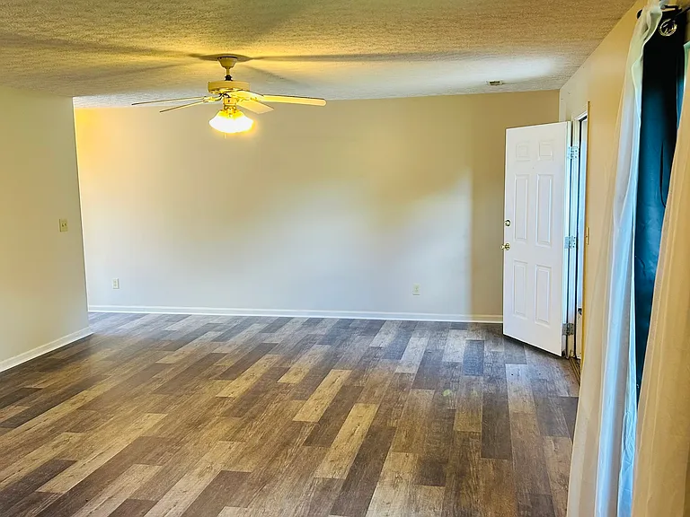 2553 Hickoryvale Dr — Photo 3
