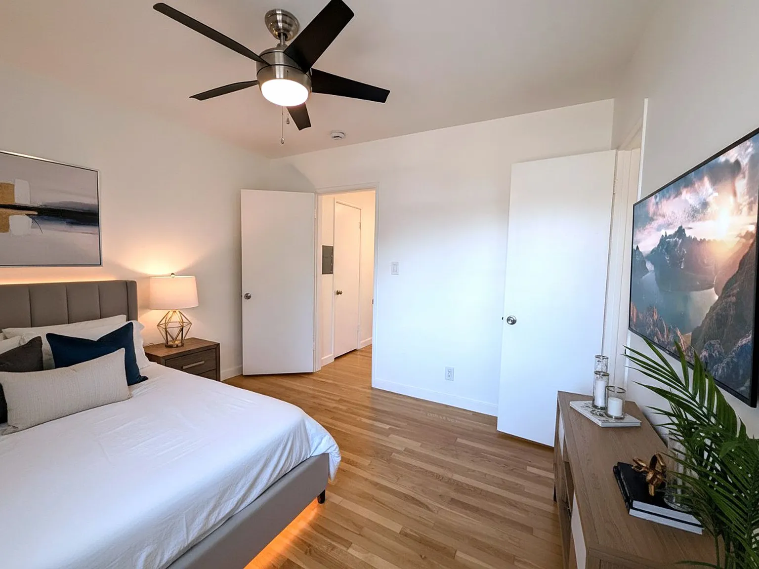 Move-In Ready Upstairs 1-Bed Unit in 1553-1555 Riverside Dr. Glendale, CA 91201 — Photo 3