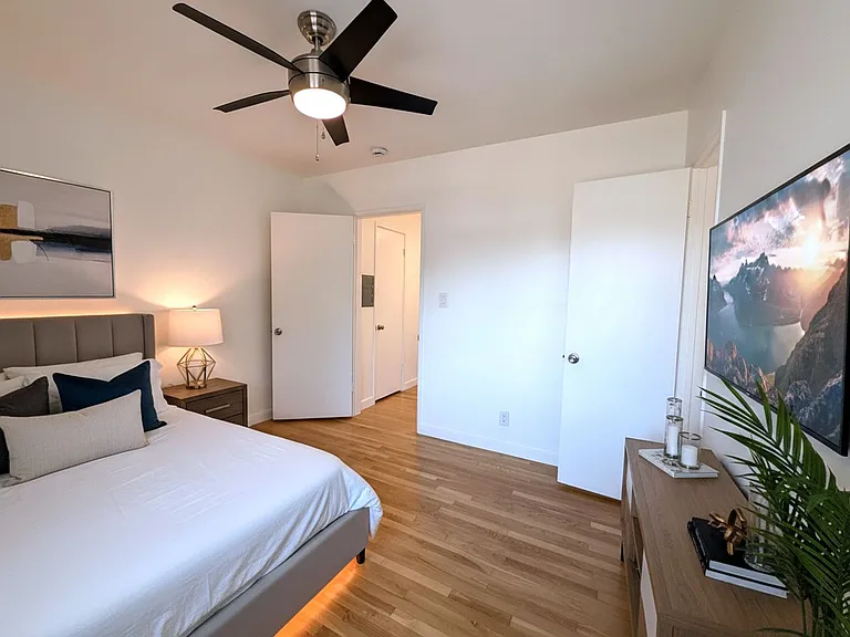 Move-In Ready Upstairs 1-Bed Unit in 1553-1555 Riverside Dr. Glendale, CA 91201 — Photo 3