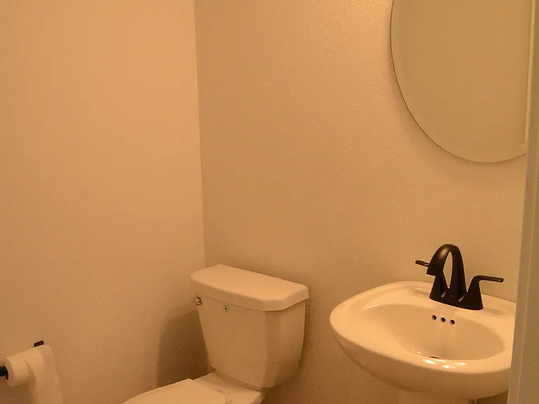 664 E Bluff Cir — Photo 5