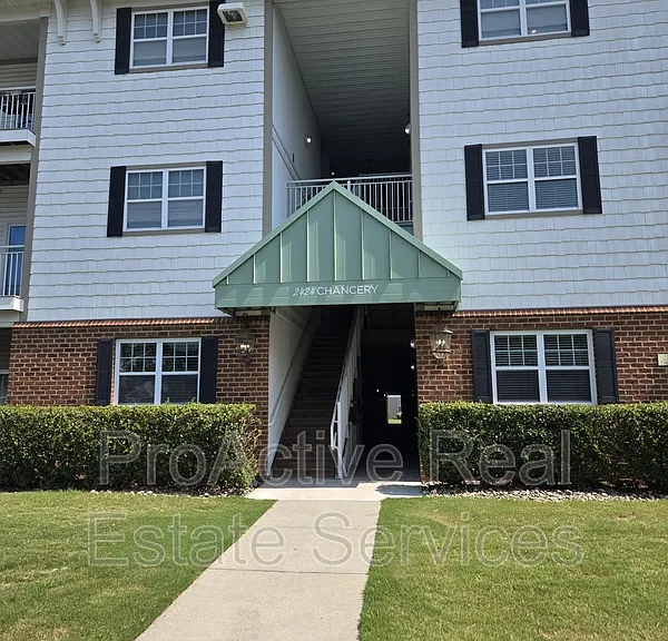 2424 Chancery Ln — Photo 1