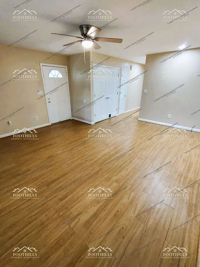 3 bed, 2.0 bath, 1428 sqft, $1,300 — Photo 2