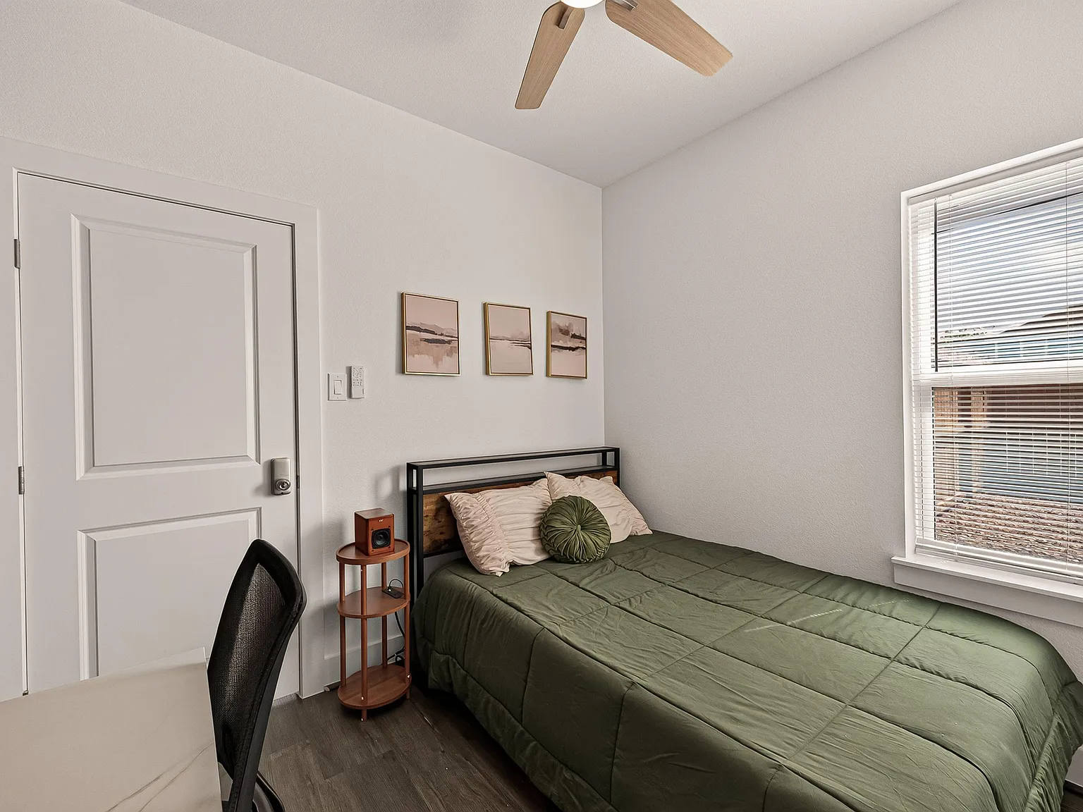 4 bed, 10.0 bath, 2414 sqft, $1,118 — Photo 2