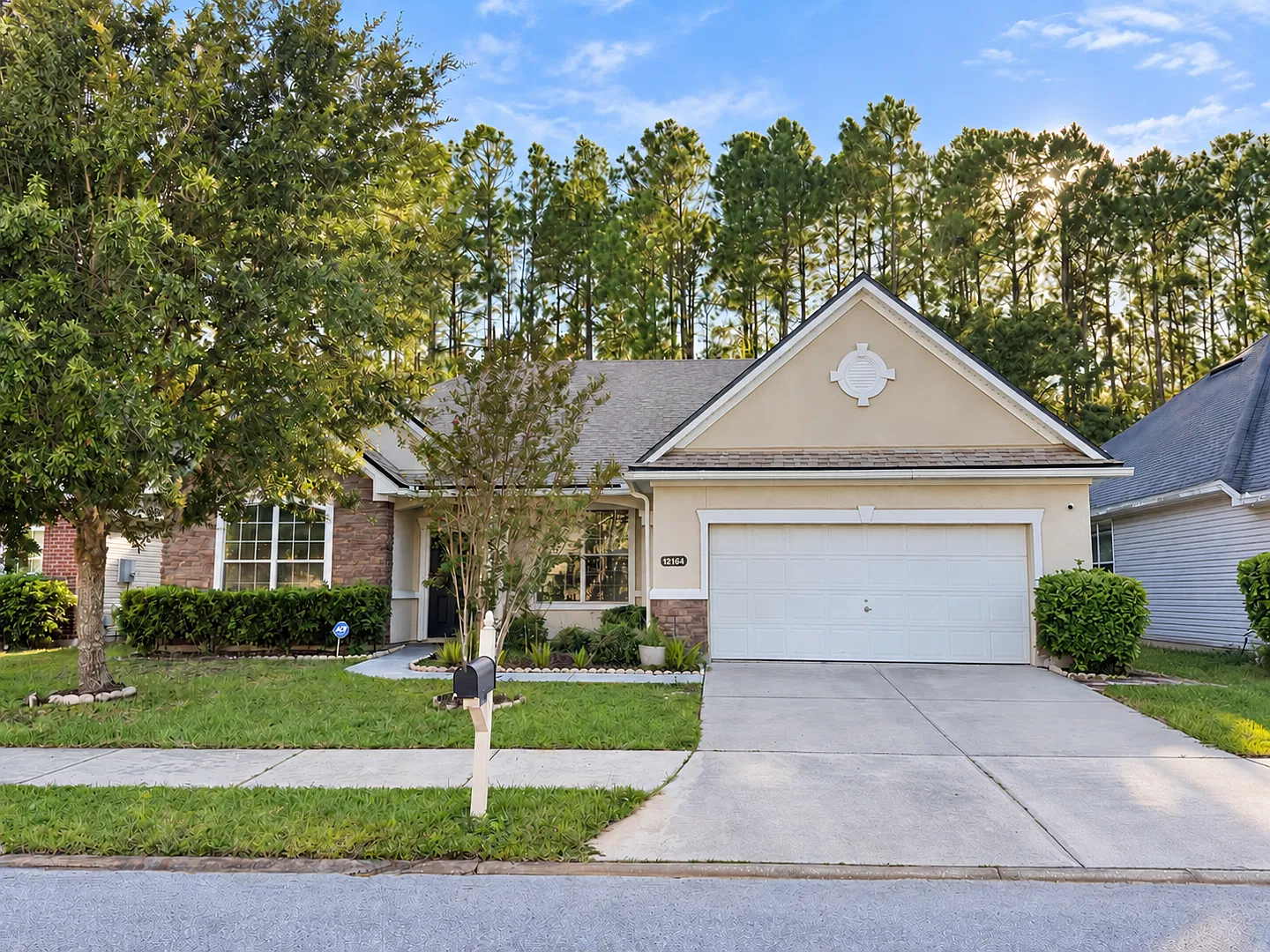 Great location 4/2 Fenced and spacious - Easy commute to Airport, Downtown, military bases, beach... — Photo 1