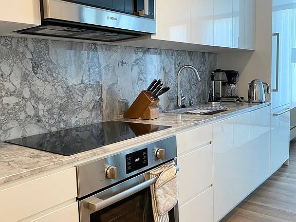 2nd image of 987 Queen St #1717