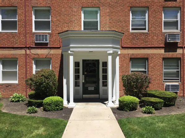 13805 Cedar Rd, Cleveland, OH 44118