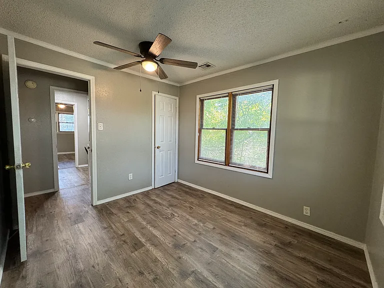 1240 E Walnut St — Photo 33