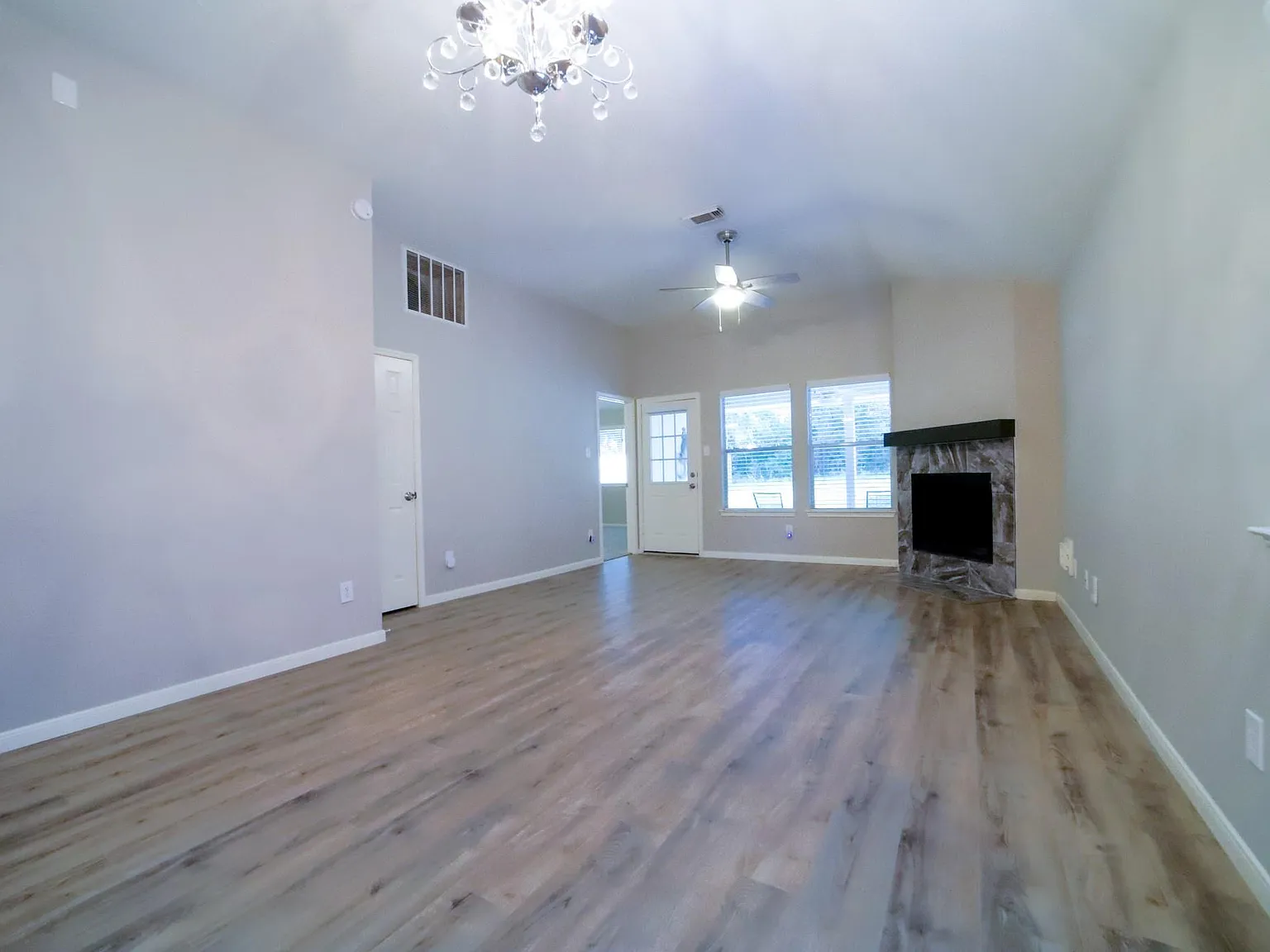 3 bed, 2.0 bath, 1229 sqft, $1,900 — Photo 2