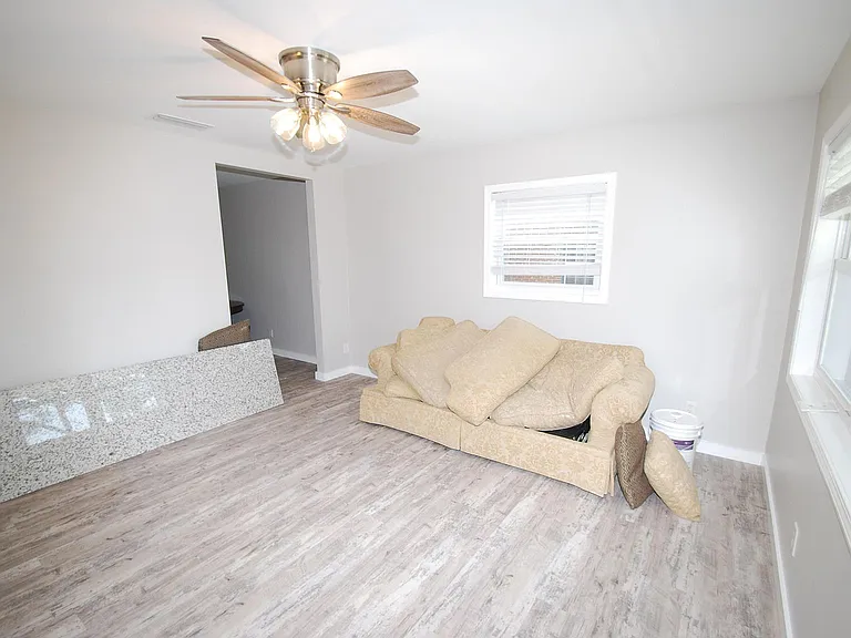 1710 Drake Ave — Photo 5