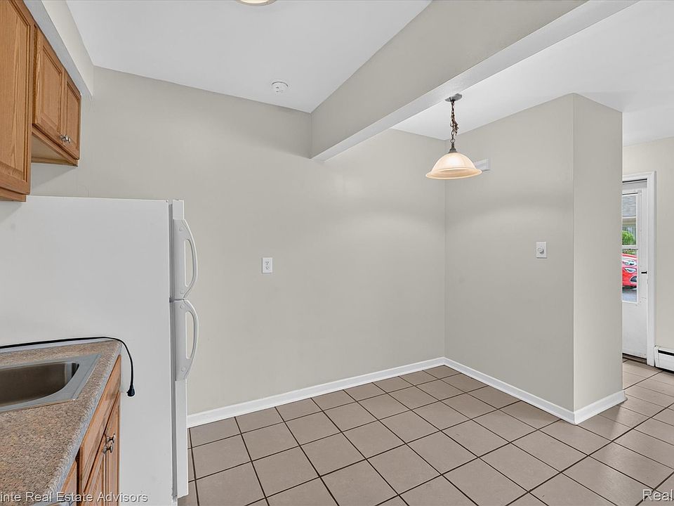 2328 Crooks Rd, photo 11