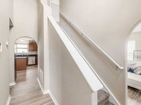 4th image of 102 Knights Bridge Dr N