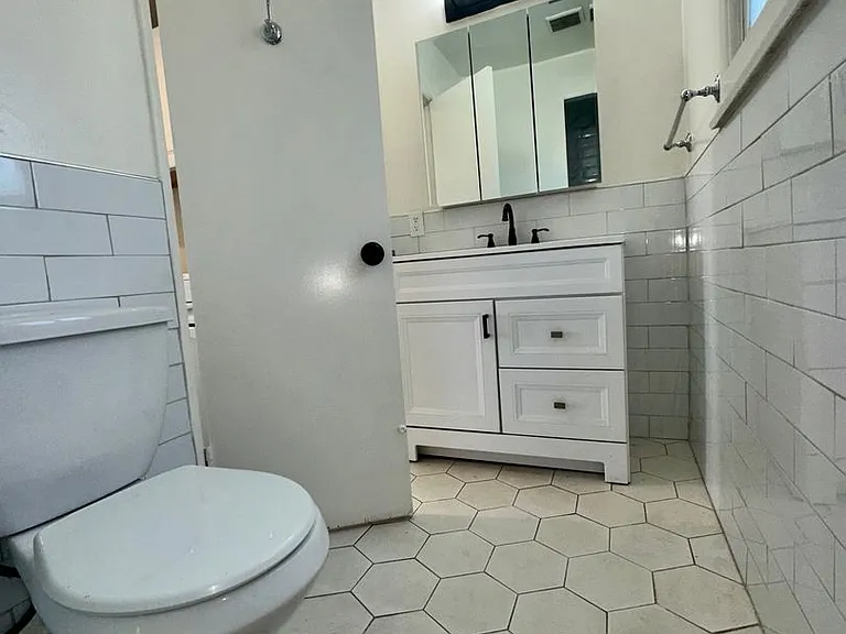 2280 S Barrington Ave — Photo 6