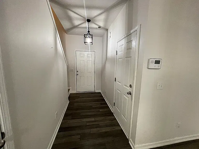3 bed, 2384 sqft, $2,400 — Photo 3