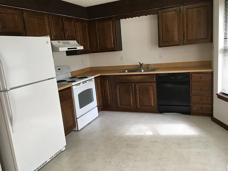 8815 W 77th St — Photo 5