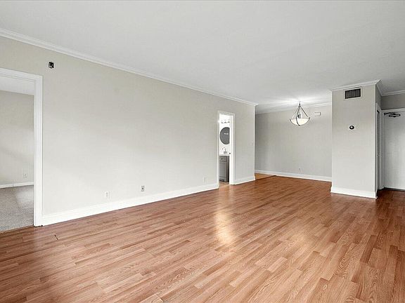 4th image of 2426 SE 17th Street #302a