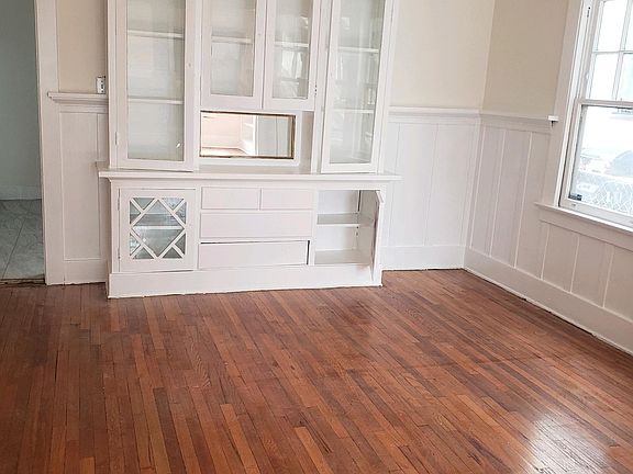 2nd image of 605 W 41st St #605