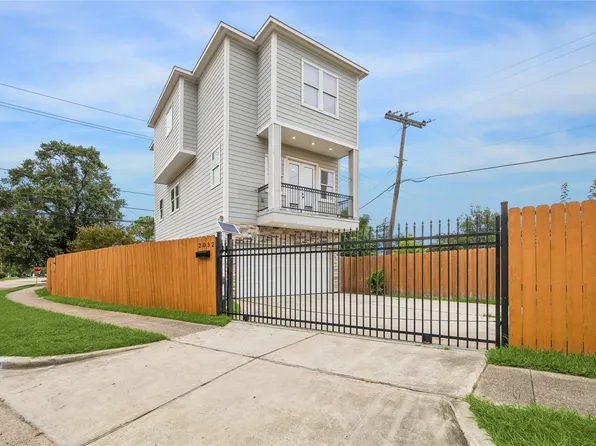 2032 Spenwick Dr, Houston, TX 77055