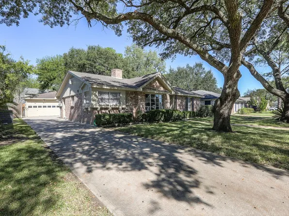 11402 Brook Meadows Ln, Meadows Place, TX 77477