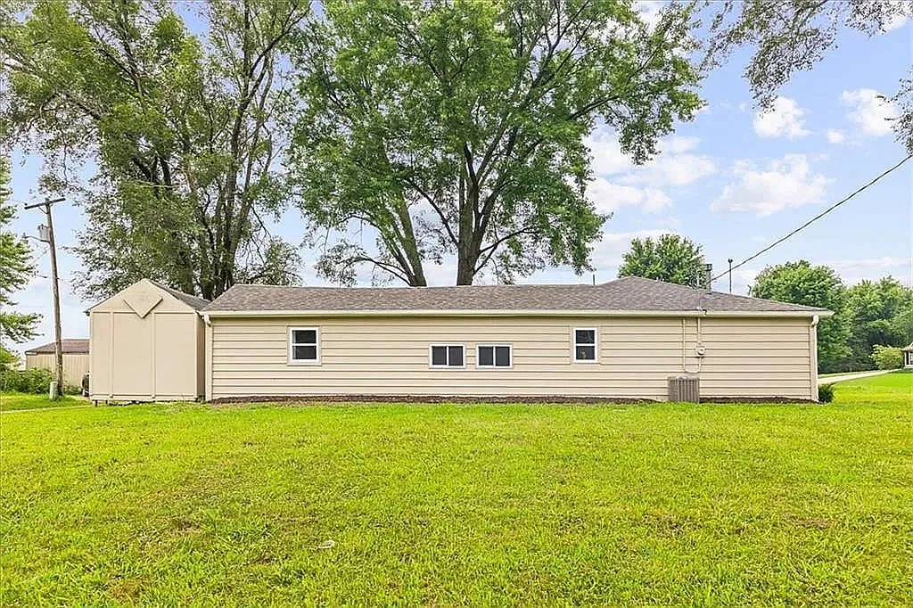 3 bed, 2.0 bath, 1300 sqft, $1,800 — Photo 4