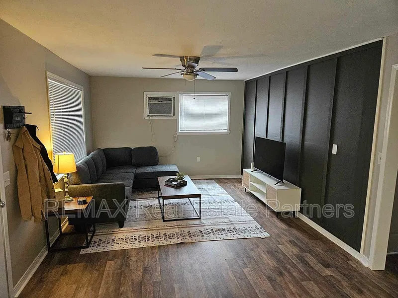 2 bed, 1.0 bath, 884 sqft, $850 — Photo 2