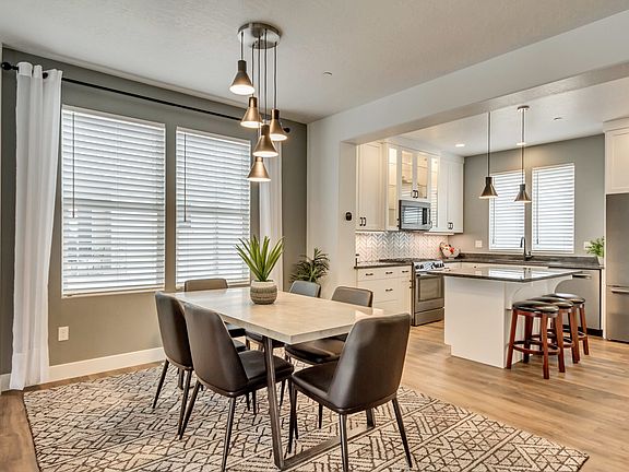 Grand Slam Dining and Kitchen Daybreak Sky Terrace Collection