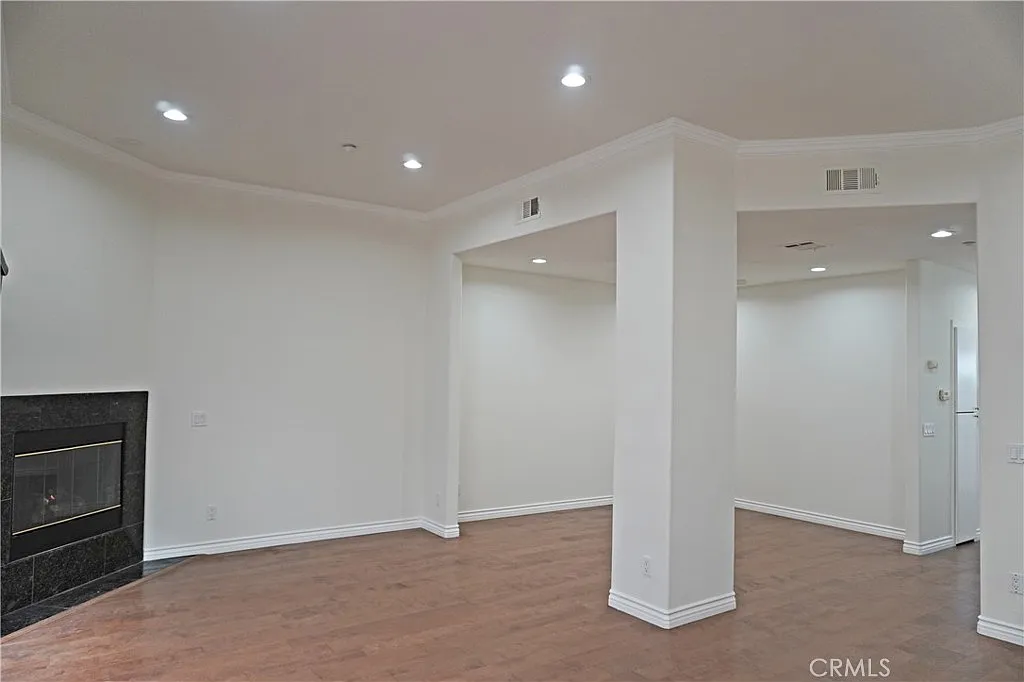 2345 Montrose Ave — Photo 4