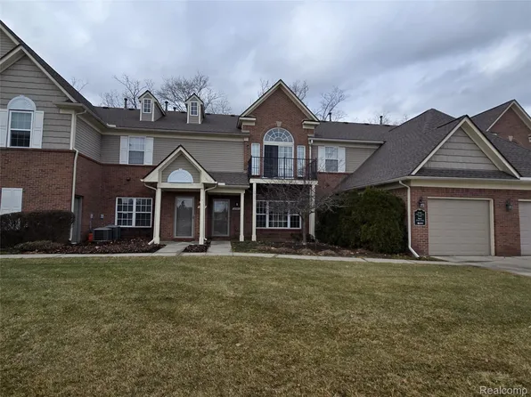 27611 Hidden Oaks Dr, Brownstown, MI 48183