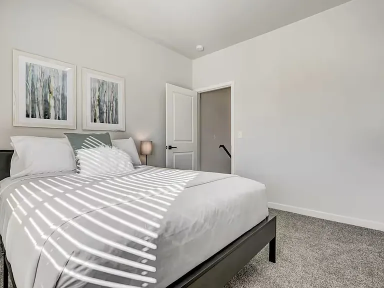 2220 E La Salle St — Photo 22