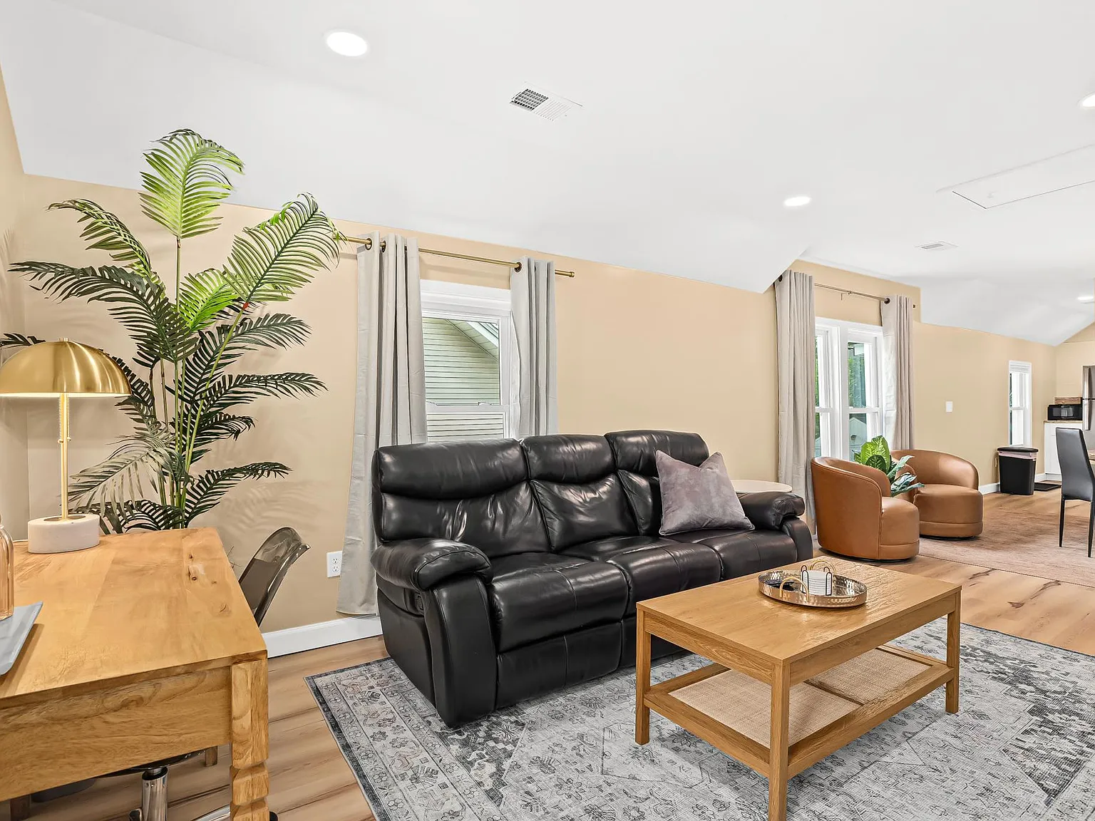 2 bed, 1000 sqft, $4,200 — Photo 1