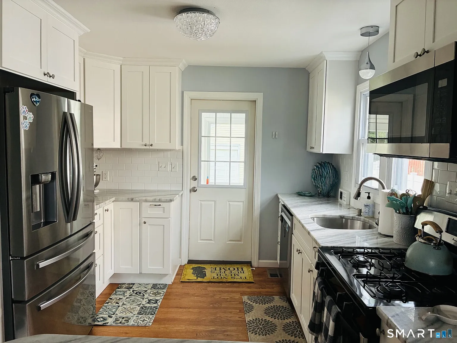3 bed, 2.0 bath, 1188 sqft, $3,200 — Photo 2
