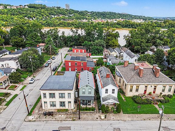 3rd image of 250 Forest Ave