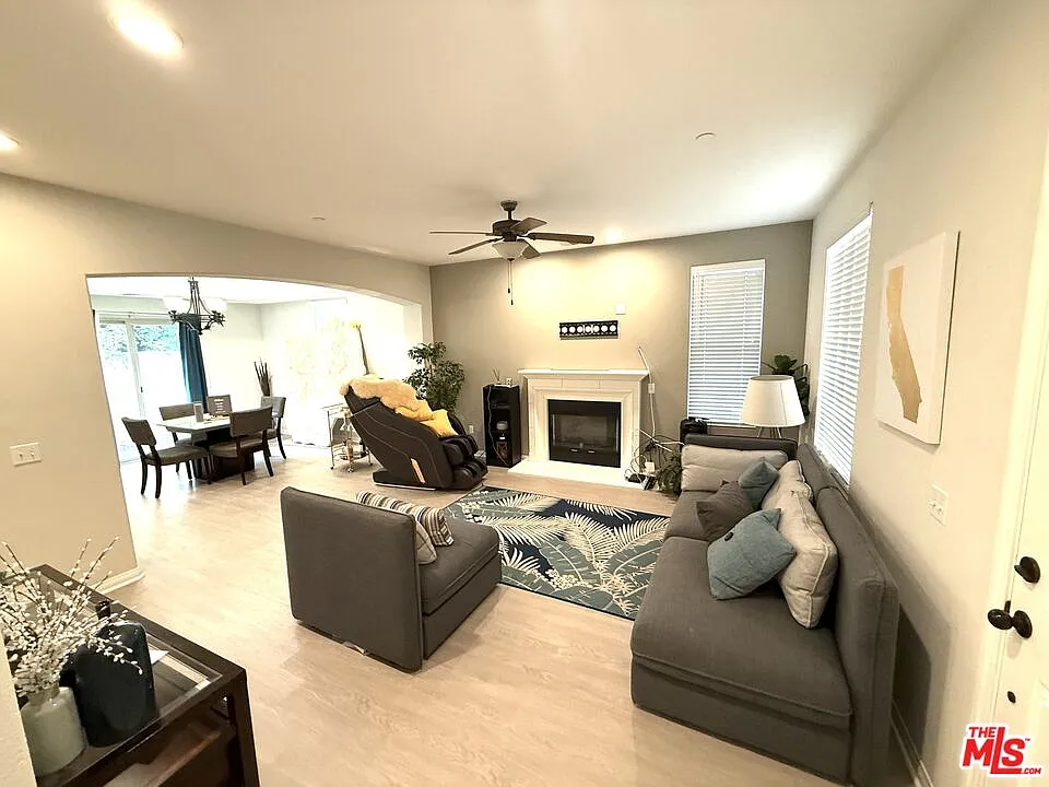 4 bed, 3.0 bath, 1839 sqft, $3,700 — Photo 3