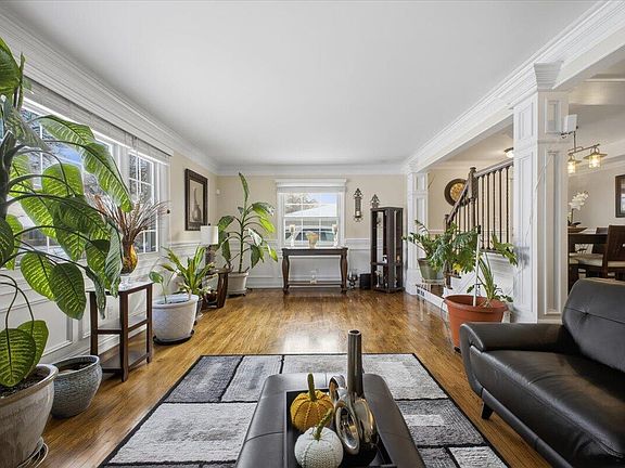 5th image of 32523 Cambridge Dr
