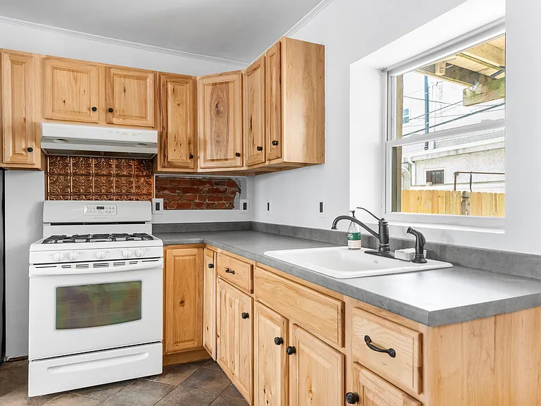 130 McClellan St — Photo 9