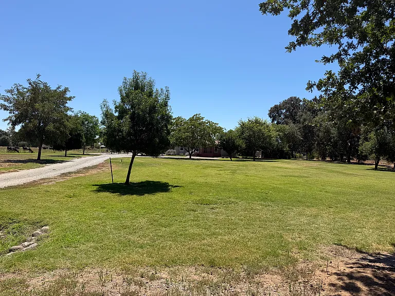 23409 Hamilton Ave — Photo 2