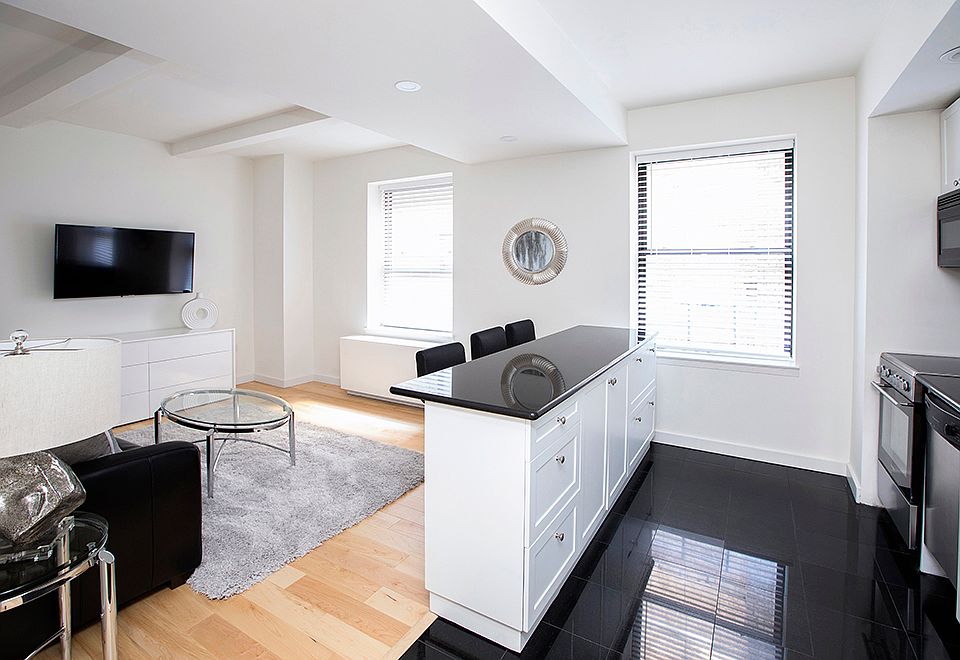 1st image of 150 W 51st St APT 1521
