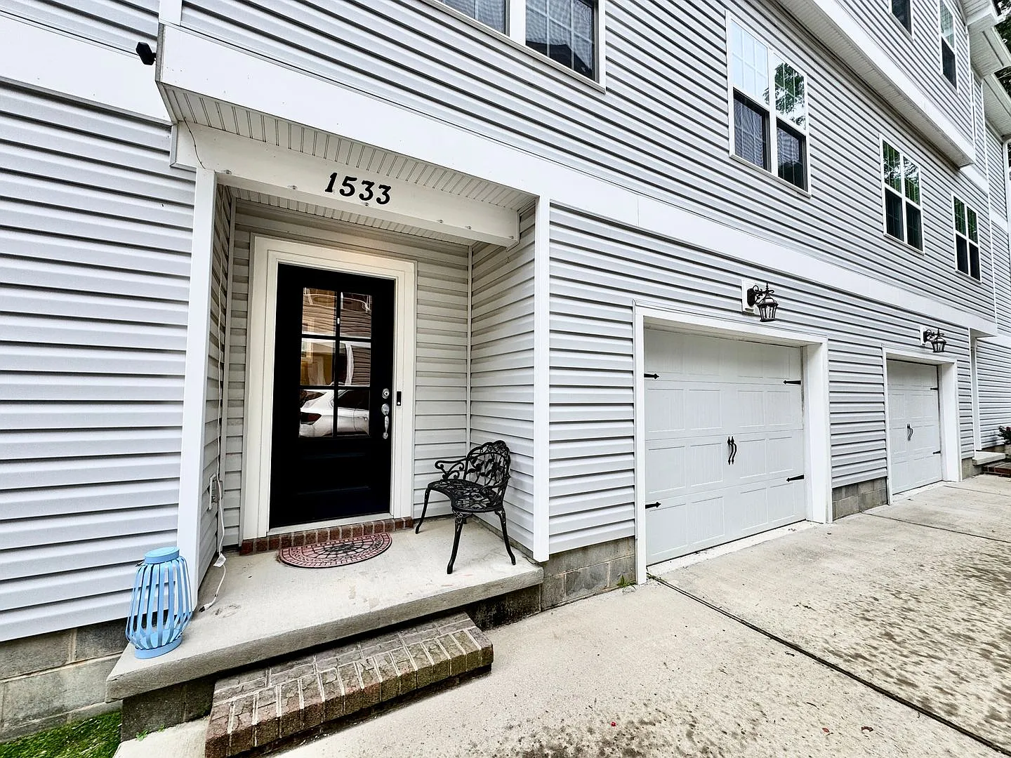 Ready 09-08-26!! 3 Primary Suites - End-Unit - Attached Garage - All Appliances Convey!! — Photo 2