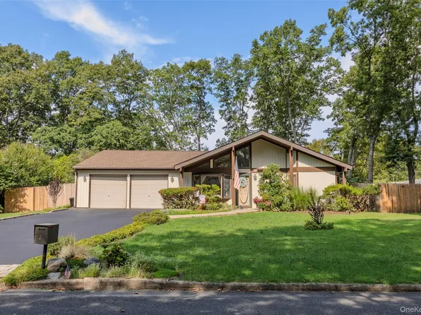24 Yosemite Lane, Coram, NY 11727