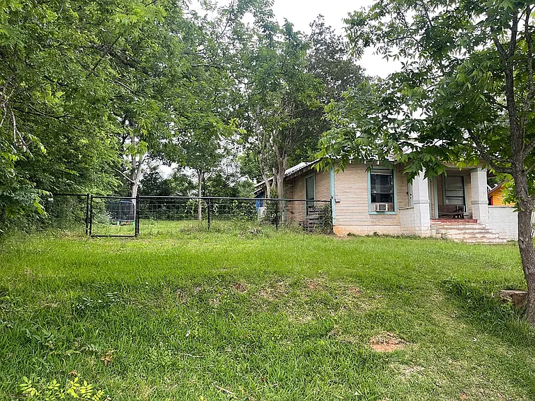 518 Alabama Ave — Photo 1